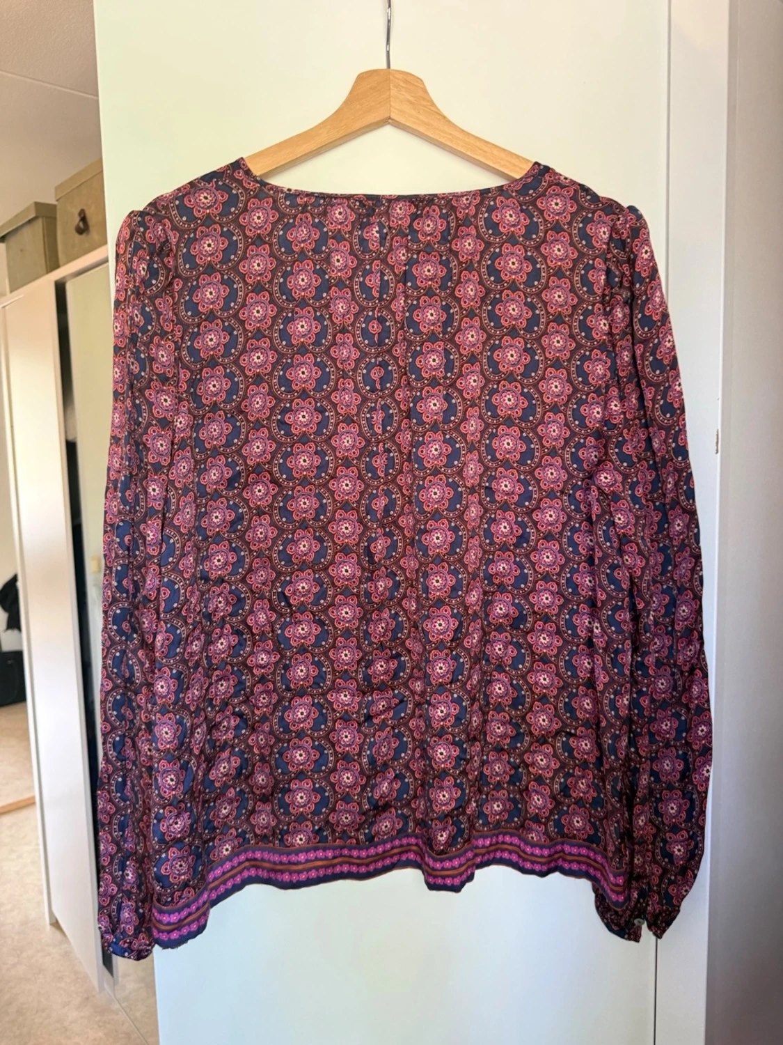 Mönstrad blus i vinrött och lila - 5