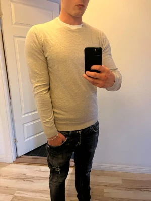 Dressman Tröja - Säljer denna Tröja från dressman som är perfekt till höst och vinter ❄️ Tröjan är nyskick, endast andvänd ett fåtal gånger✅Hör av dig vid funderingar💯