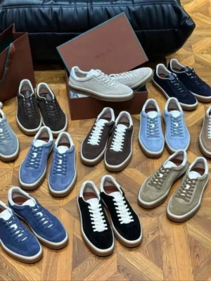 Loro Piana - Snygga svarta sneakers i mocka med vita detaljer och vit sula. Skorna har klassisk låg profil, vita skosnören och kontrasterande gummisula. Perfekta för dig som gillar stilrena och tidlösa sneakers med premiumkänsla. Finns från storlek 39-45 och om ni är intresserade så kan ni skicka ett dm för vilken ut av de du ska ha😊