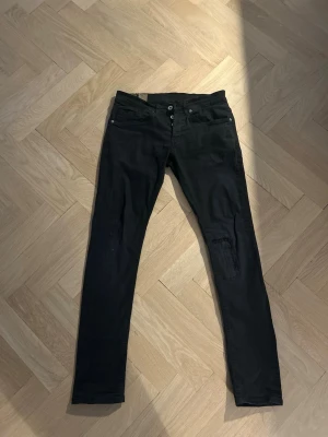 Dondup George  - Ett par svarta dondup George i hyfsat bra skick. Nypris ligger på 3499kr men här kan dom köpas för bara 499kr. Vid fler frågor är det bara att skriva!