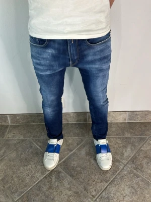 Replay Anbass jeans - CONDITION — 9/10 Excellent condition.  Light signs of wear.     SIZE — 33/32 Model is: 170cm, 66 kg.   MEASUREMENTS (CM) (Please refer to the last photo for measurement guide)  A — 40 cm  B — 90 cm  C — 16 cm