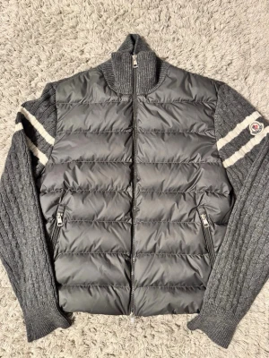 Moncler Cardigan jacka - | Skick: 10/10 | Färg: Grå och vit | Nypris: 9-14k | Vad inkluderas: Rnbart jackan |
