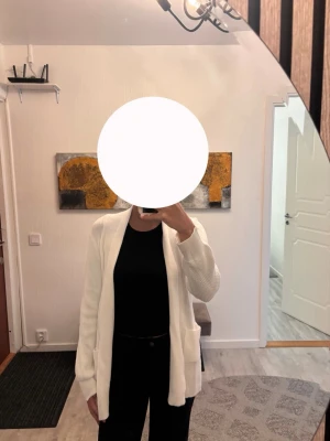 Vit ribbad cardigan  - En vit ribbad cardigan från Anna Field, köpt på Zalando i storlek xs. Använd få gånger och är i mycket bra skick. Säljes då den tyvärr inte kommer till användning💕