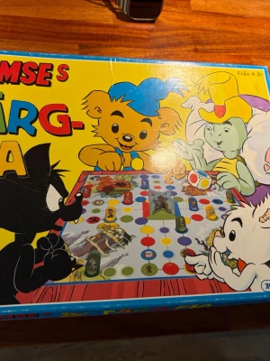 Bamses Fia-med-knuff - Säljer ett färgglatt Fia-med-knuff sällskapsspel med Bamse och hans vänner. Passar för barn från 4 år och uppåt. Mycket fint skick!