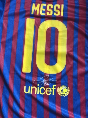 Signerad Lionel Messi fotbollströja  - Signerad Lionel Messi fotbollströja