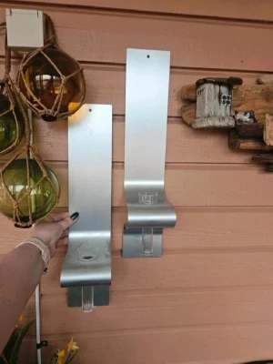 Väggdekoration i metall, 2-pack - Två stilrena vägghållare i borstad silverfärgad metall med hållare i glas. Modern och enkel design som passar perfekt som dekoration på väggen. Säljes som par. Jag har haft blommor i dem ibland en enkel kalla och ibland en Gerbera. Kan även hämtas i Partille