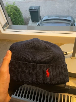 Ralph Lauren Mössa - Säljer denna blåa mössan från Ralph Lauren. Bra skick, passar bättre för dig med smalt huvud. Kontakta med vid frågor. Mvh Noel