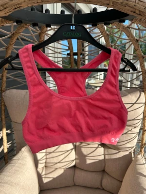 3st sportbh strl. 150/160 - 3 stycken sportiga bhar med brottarrygg och bred resår under bysten. Tillverkad i mjukt och stretchigt material som ger bra stöd. Perfekt för träning eller en aktiv vardag. 