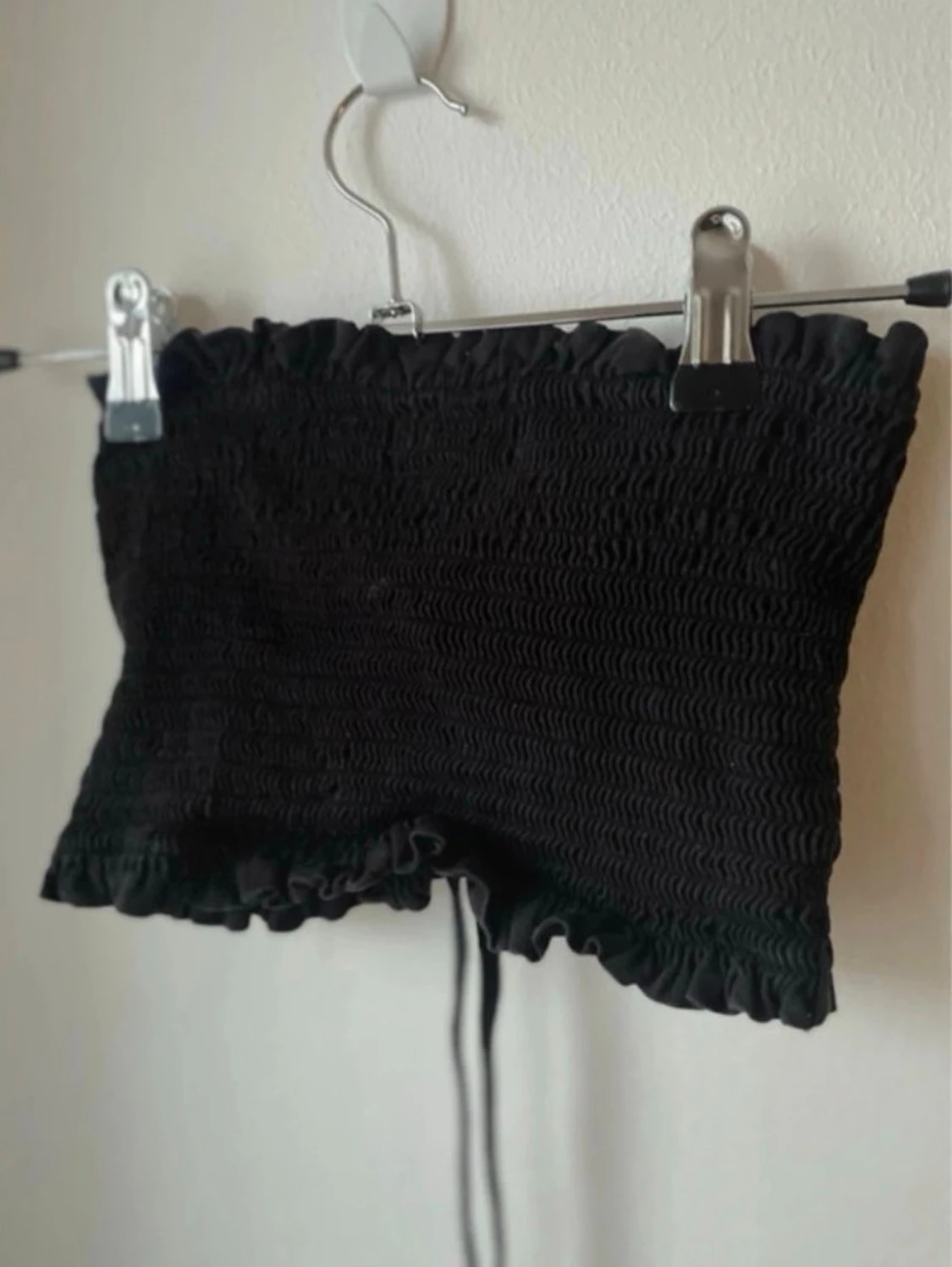 Svart smockad tubtopp från BikBok - 5