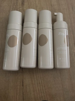 Sunny Stories Overnight Body Mousse - Fyra flaskor Sunny Stories Overnight Body Mousse i beige plastförpackning med pump, helt ny. Moussen är avsedd för kroppen och ger en lätt brun utan sol-effekt. Enkel att applicera och perfekt för dig som vill ha en naturlig solkysst look. 