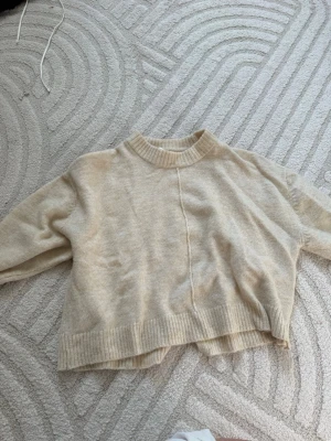Beige stickad tröja från Object - Mysig beige stickad tröja från Object med rak passform och ribbade muddar vid hals, ärmslut och nederkant. Mysig till höst! Knappt använd i strlk M