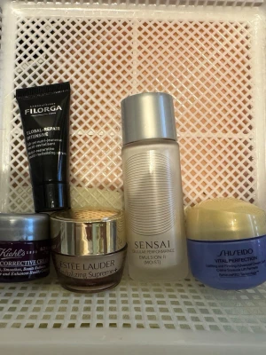 Anti-Age Luxury Mix - Lyxigt anti‑age‑paket med fem premiumprodukter som jobbar på fasthet, lyster och hudstruktur.  Produkter  Kiehl’s Super Multi‑Corrective Cream – lyft, fasthet, jämnare hud  Filorga Global‑Repair Intensive – multi‑revitaliserande anti‑age serum  Estée Lauder Revitalizing Supreme+ – global anti‑age, mjukare hud  Sensai Emulsion II (Moist) – silkeslen fukt  Shiseido Vital Perfection Cream – fasthet + lyft