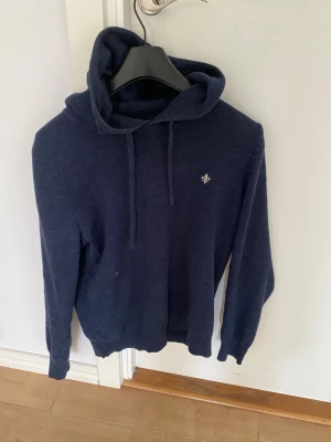 Morris hoodie - Morris Randall Hood storlek S. Väldigt skön passform och något stretchig i materialet. Köpt nypris 2000kr mitt pris 1199 kr. Hör av dig vid intresse eller om du behöver fler bilder.