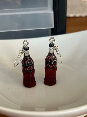 Örhängen cola zero - Örhängen med silverpläterade nickelfria örkrokar 💕