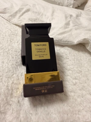 Tom Ford Tobacco Vanille 100 ml parfym - Sälj och byta Tom Ford Tobacco Vanille Eau de Parfum 100 ml  Säljer en exklusiv och mycket uppskattad parfym från Tom Ford – Tobacco Vanille Eau de Parfum 100 ml.  En lyxig och sofistikerad doft med varma noter av tobak, vanilj, kakao, torkad frukt och kryddor. Perfekt för dig som söker en elegant, djup och långvarig signaturdoft.