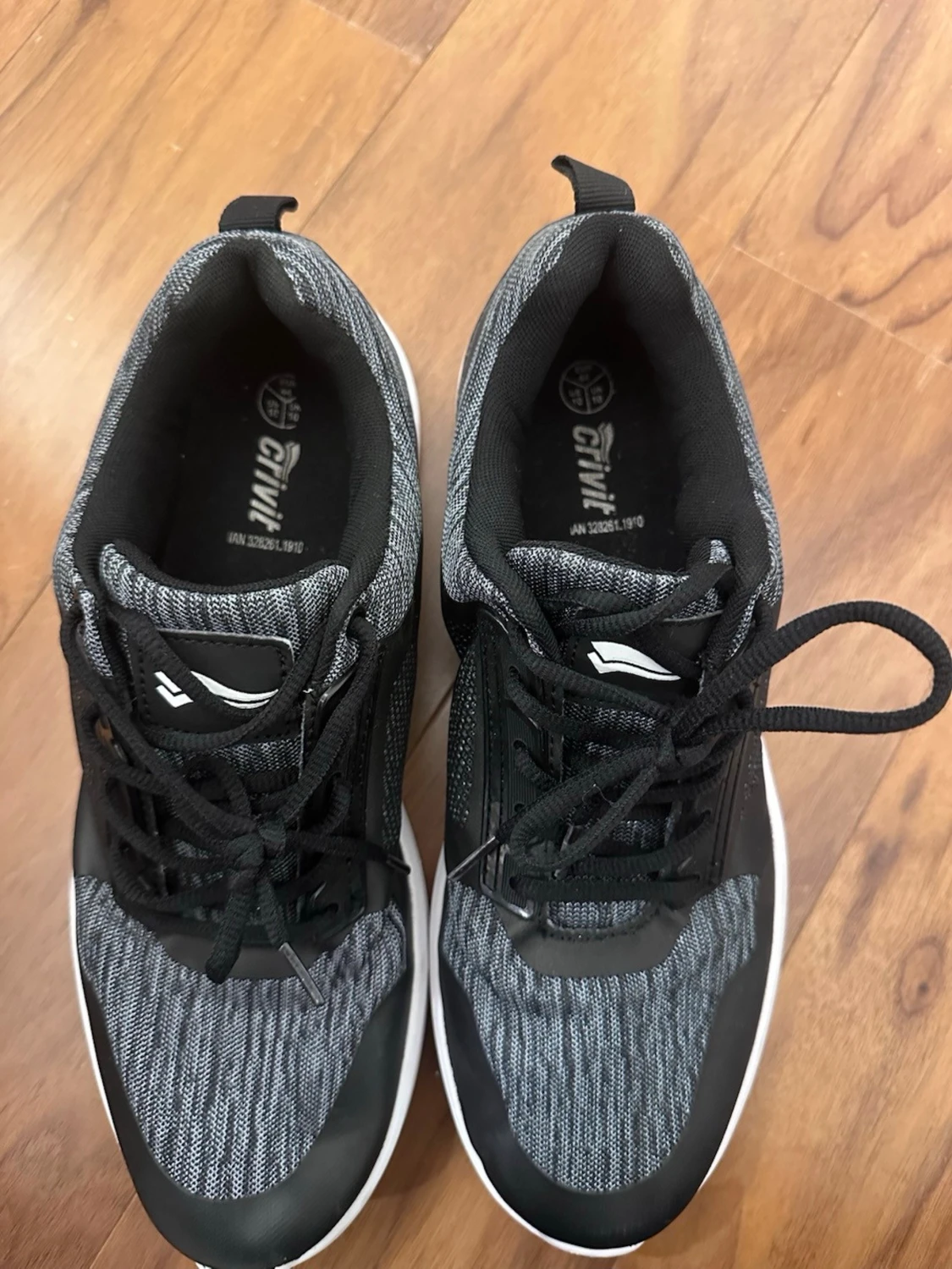 Svarta och grå sneakers med vit sula - 2