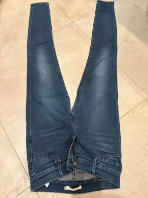 Blå Levis jeans - Levis jeans i modell 710. Storlek 26. 