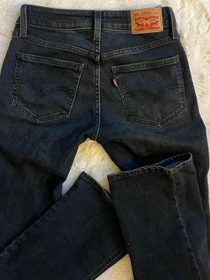 Lågmidjade bootcut jeans  - Säljer mina mörkgrå Levis jeans i modellen, super low boot. Köpa på Levis för runt 1000. Stretchiga i materialet och sitter superfint! Storleken är w23 L32 men passar även mig som kan ha w25 då dom är töjbara. Som nya! Har även ett par blåa likadana som är längre, skriv vid intresse.  