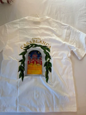 Vit Casablanca T-shirt  - •Skick: 10/10, helt ny • Storlek: M • normal i storlek. (öppen för bud 💬)  Skicka DM för fler bilder eller info! 🫱🏾‍🫲🏽