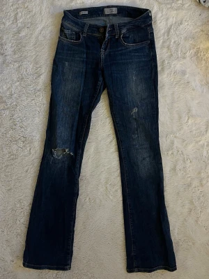 Ltb jeans  - Lågmidjade bootcut jeans från Ltb. Roxy modellen, som är ner bootcut än valerie men lika i midjehöjden. Broderingar ibak och hål ifrån på benen. Superfin mörk tvätt. Perfekt i längden på mig som är ca 164. Storleken är 25/32, jeanstyget är stretchigt. 