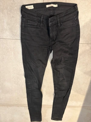 Svarta Levis jeans - Levis jeans i modell 710. Storlek 26. 