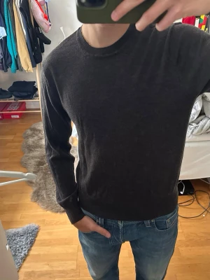 Sandö tröja  - Härlig brun träja från Sandö. Bra skick och väldigt härligt mjukt material.