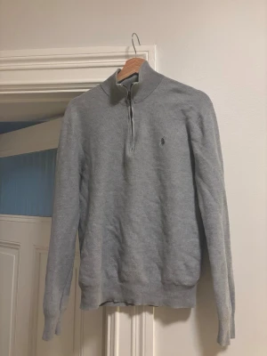 Ralph Lauren zip tröja - Stilren grå quarter zip från Ralph Lauren. Inköpspris 1899kr storlek small 