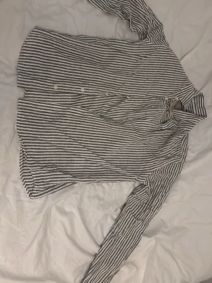 Randig långärmad skjorta i bomull - Säljer en randig skjorta från only & sons. Säljer för den va för liten för mig så har aldrig använt den. Helt ny! Hör av dig vid fler frågor, pris går att förhandla!! ✅✅