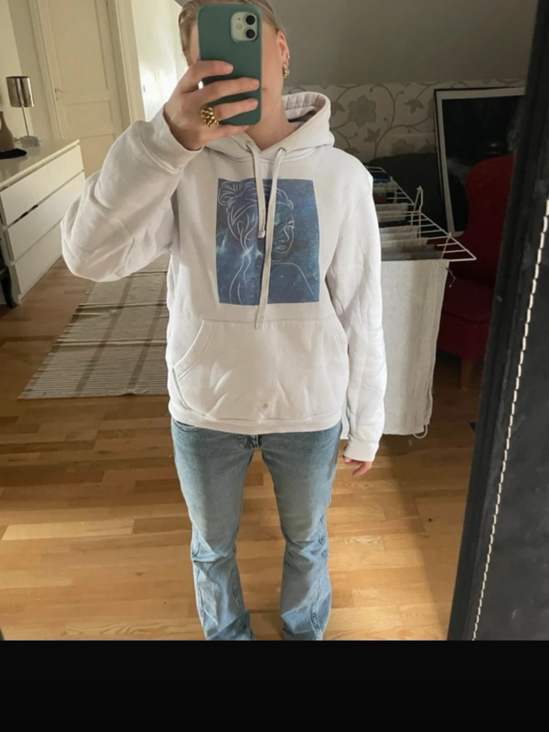 Vit hoodie med konstnärligt tryck - 2