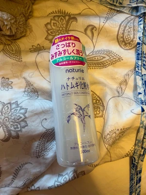 Naturie Hatomugi Skin Conditioner🩵 - En stor flaska toner från Naturie, Hatomugi Skin Conditioner, 500 ml. Kommer i en genomskinlig plastflaska med blått lock och japansk text. Tonern är alkoholfri och passar för att återfukta huden. Enkel och stilren design med illustration av växt på framsidan. Helt oanvänd! 