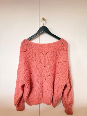 Korallfärgad offshoulder tröja 🪸 - Superfin korallfärgad stickad off shoulder tröja! Köpt på sellpy och har lappen kvar då jag själv aldrig använt den🪸💕Står ej vilken storlek men skulle uppskatta den som en M💕