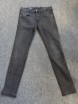 Replay Jeans  - Replay jeans i stl 33. Cond 8.5/10. Nypris 2499, vårat pris 899. Sjukt stilrena o schyssta jeans. Pris kan förhandlas vid snabb affär. Hör av dig vid minsta lilla fundering!👌🏻