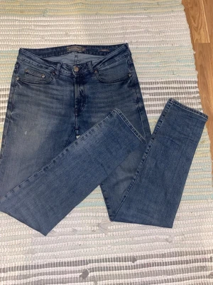 Slim dressmann jeans - Snygga mörkblå jeans med en slim passform, dom är gjorda på ett stretchigt material vilket gör dom jätte sköna! Dom är använda men på ett varsamt sätt! Priset är inte spikat!