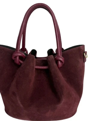 Vinröd mocka bucket bag - Snygg vinröd handväska i bucket-modell med två rejäla handtag och coola knutdetaljer. Väskan är gjord i mjuk mocka med detaljer i matchande läder. Perfekt för dig som vill ha en trendig och rymlig väska med unik design.