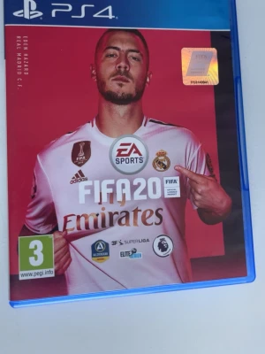 FIFA 20 till PS4 - FIFA 20 till PlayStation 4 med Eden Hazard på omslaget. Ett fotbollsspel från EA Sports där du kan spela med världens största lag och ligor. Perfekt för dig som gillar sportspel och vill utmana vänner i fotboll.