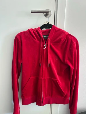 Röd velour set från Juicy Couture - Säljer mitt röda juicy couture set. Både tröjan och byxorna är i toppen skick. Tröjan är i storlek-M och byxorna i- S.
