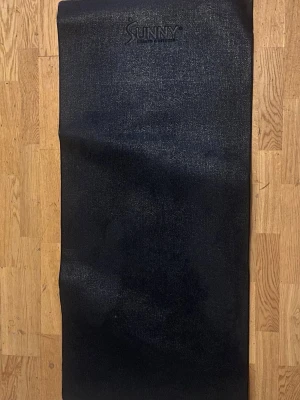 Svart träningsmatta Hämtas i saltsjö boo - Säljer en svart träningsmatta från Sunny, perfekt för yoga, stretching eller hemmaträning. Mattan är tillverkad i ett mjukt och greppvänligt material som ger bra stöd och komfort under träningspassen. Enkel att rulla ihop och ta med till gymmet. Hämtas i saltsjö boo