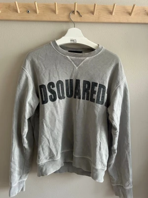 Dsquared tröja - Säljer min Dsquared tröja som jag köpte på NK i Göteborg för ett par år sen. Varit för liten länge nu… dags att sälja. Tröjan är i storlek M och i fint skick. Inget kvitto kvar.
