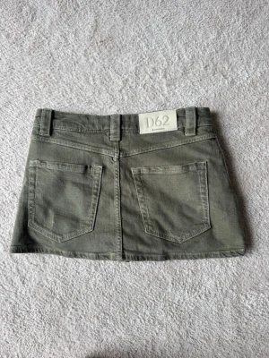 Stradivarius jeanskjol - Lågmidjad jeanskjol med inbyggda shorts i mörkgrön från Stradivarius.