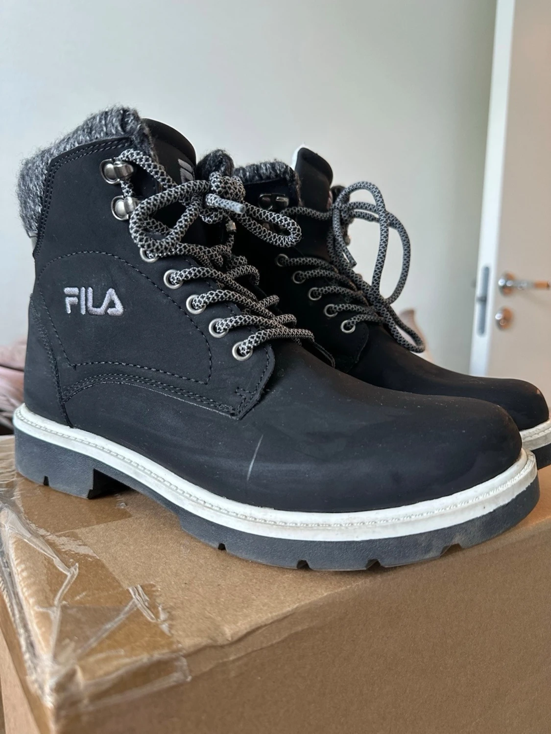 Svarta kängor från FILA med foder - 1