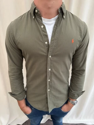 Ralph Lauren skjorta - Sjukt snygg skjorta från Ralph Lauren. Strl S slim fit, personen på bilden är 185 cm lång. Skicka gärna prisförslag. Kika in min profil för mer schyssta plagg 