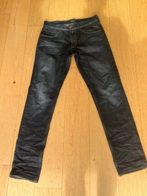 Replay jeans 158 - Säljer replay jeans i storleken 13år/158cm men passar mer dig som är runt 170 om inte mer eller lite mindre. De är i bra skick men har lite små fläckar som knappt syns på sig. Mörkblåa, hör av er vid frågor!