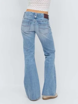 Ljusblå bootcut jeans med låg midja - Säljer ett par ljusblå bootcut jeans med låg midja och klassiska fem fickor. Jeansen har utsvängda ben och dubbla knappar i linningen. Perfekta för en avslappnad och trendig look. Knappt använda, slutsålda!