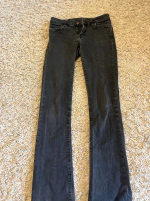 Mörkgrå raka jeans 27/32 - Säljer dessa mörkgrå jeans med raka ben och vanliga bakfickor. Jeansen har en snygg tvätt och materialet är stretchigt. 