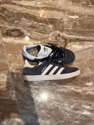 Blåa adidas gazelle - Säljer nu ett par Adidas gazelle i storlek 40. Använda ett fåtal gånger bara! Pris ej hugget i sten. Skriv vid minsta lilla fundering!!