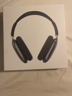 Svarta over-ear hörlurar Max - Snygga svarta over-ear hörlurar med stilren design och mjuka öronkuddar. Levereras i originalförpackning med Smart Case. Perfekta för musik, gaming eller film med grym ljudkvalitet och modern look.