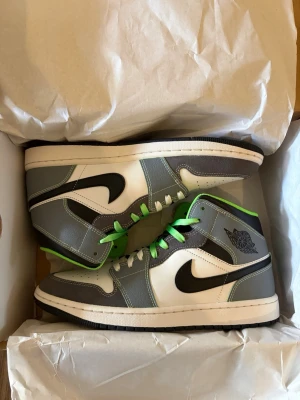 Jordan 1 mid casa 93 Seine-Saint-Denis - Helt nya oanvända Jordan 1 mid casa 93 Seine-Saint-Denis. Hör av er för frågor. Kolla gärna mina andra produkter👊