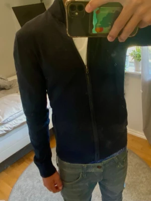 Mörkblå cardigan  - Riktig snygg cardigan från pier one med perfekt passform i storlek XS