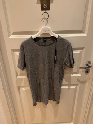 Grå t-shirt från Replay - En enkel och stilren grå t-shirt från Replay. Tillverkad i mjuk bomull som känns skön mot huden. Perfekt basplagg till garderoben. Helt ny med tags✅Frågor? Kom dm