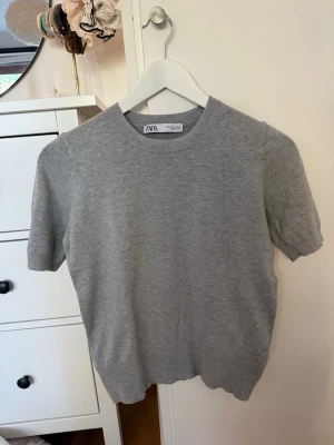 Stickad T-shirt  - Grå stickad T-shirt från Zara i storlek S😇😇
